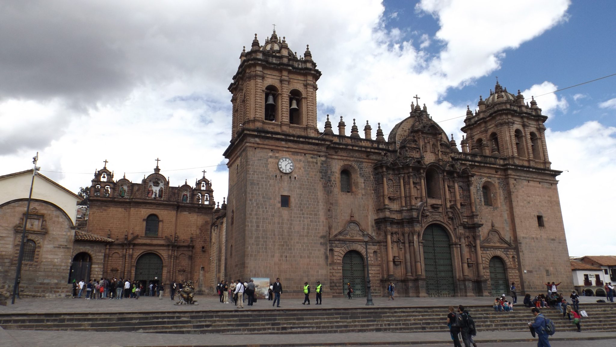 Como ir a Machu Picchu desde Lima. Catedral de Cusco- Pasaporte y Millas